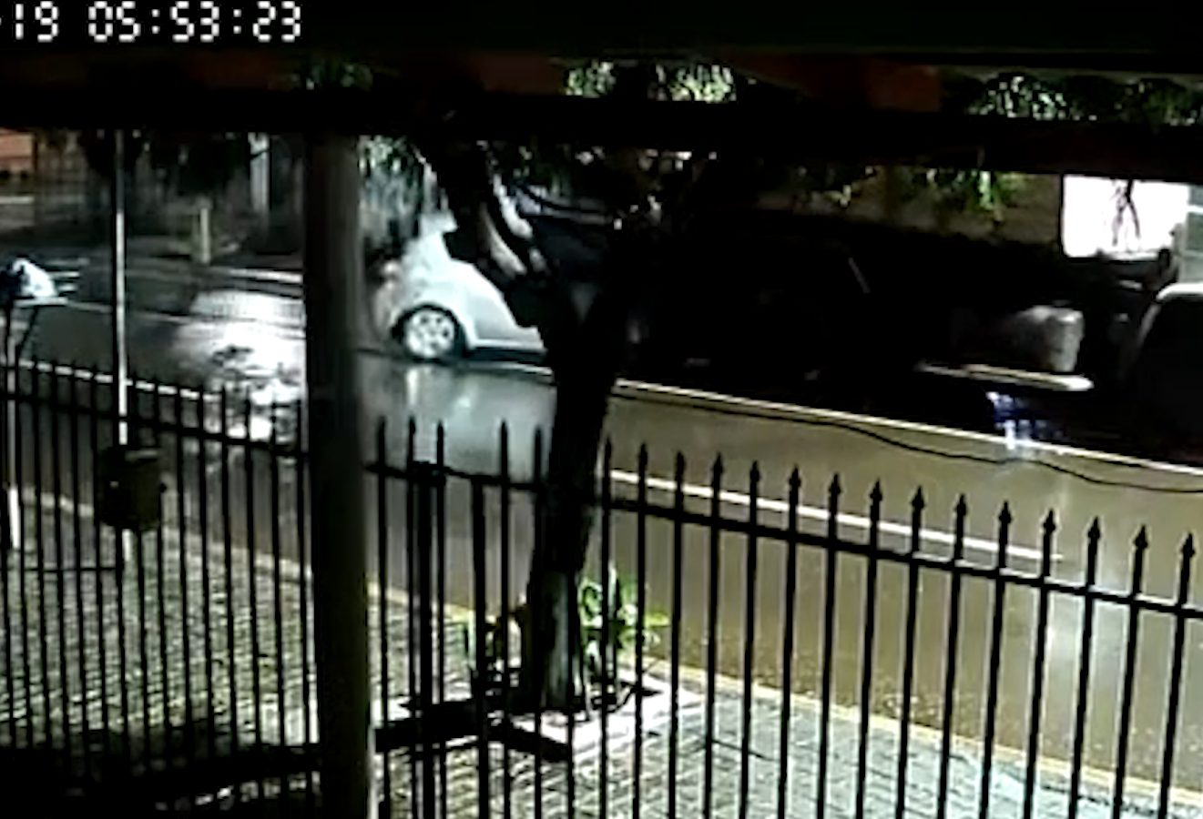 Vídeo mostra Ford Ka atingindo violentamente traseira de caminhão no Cascavel Velho
