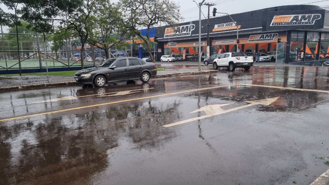 Strada e Vectra se envolvem em colisão na Avenida Brasil