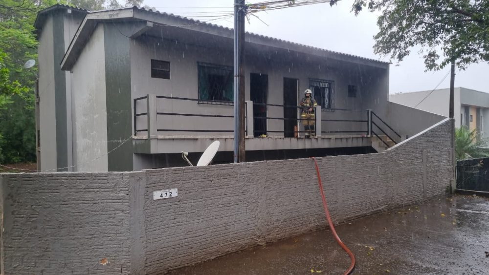 Residência é tomada por incêndio no Bairro Neva em Cascavel Imagem referente a Residência é tomada por incêndio no Bairro Neva em Cascavel