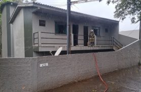 Residência é tomada por incêndio no Bairro Neva em Cascavel