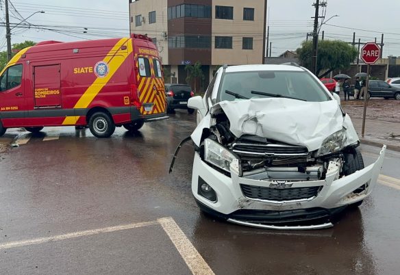 Mulher fica ferida após colisão entre Captiva e Van no Bairro Alto Alegre