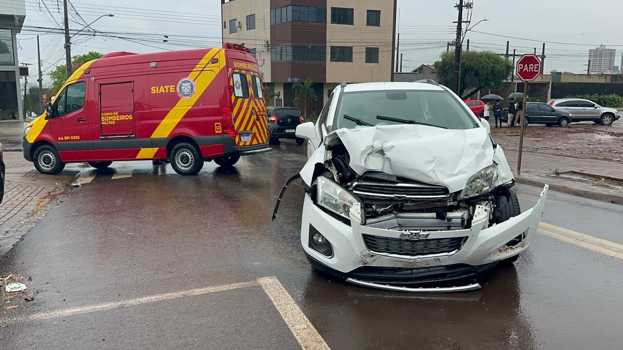 Mulher fica ferida após colisão entre Captiva e Van no Bairro Alto Alegre