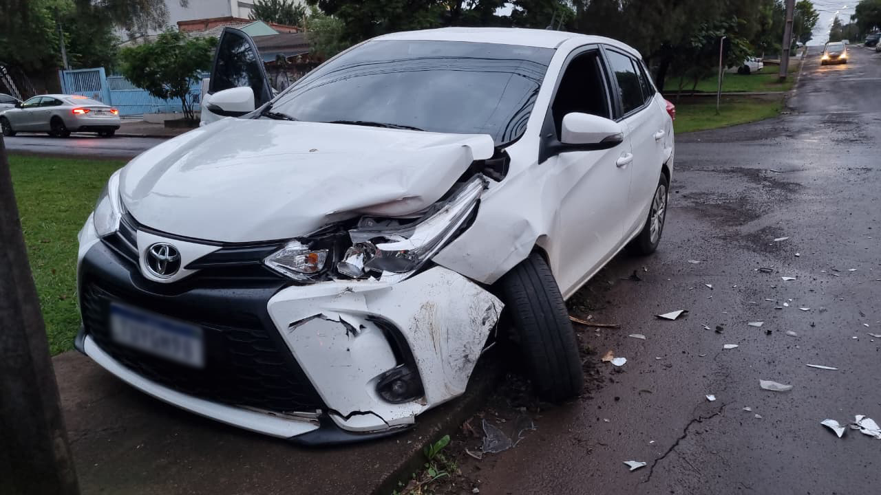 Acidente em Cascavel envolve Palio e Yaris no Parque São Paulo