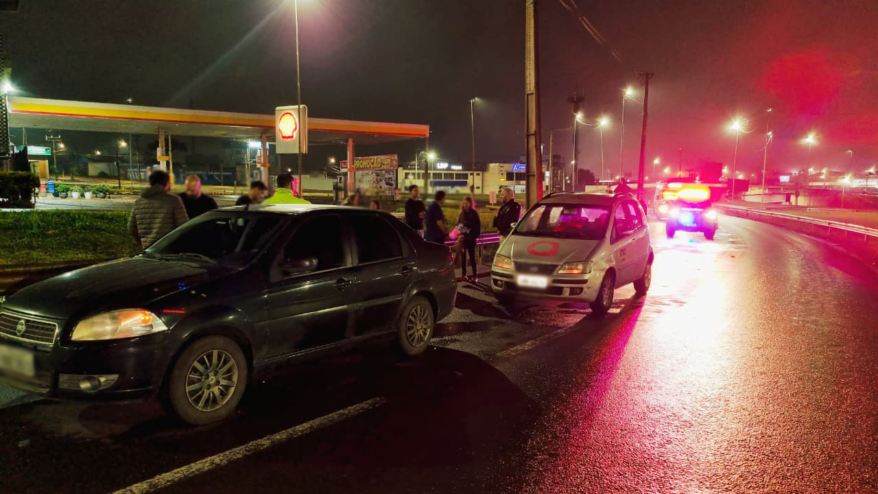 Acidente no Trevo Cataratas em Cascavel termina com motorista conduzido pela PRF