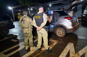 PRF e Polícia Militar apreendem 15 mil maços de cigarros e recuperam carro clonado em Toledo PRF e Polícia Militar apreendem 15 mil maços de cigarros e recuperam carro clonado em Toledo