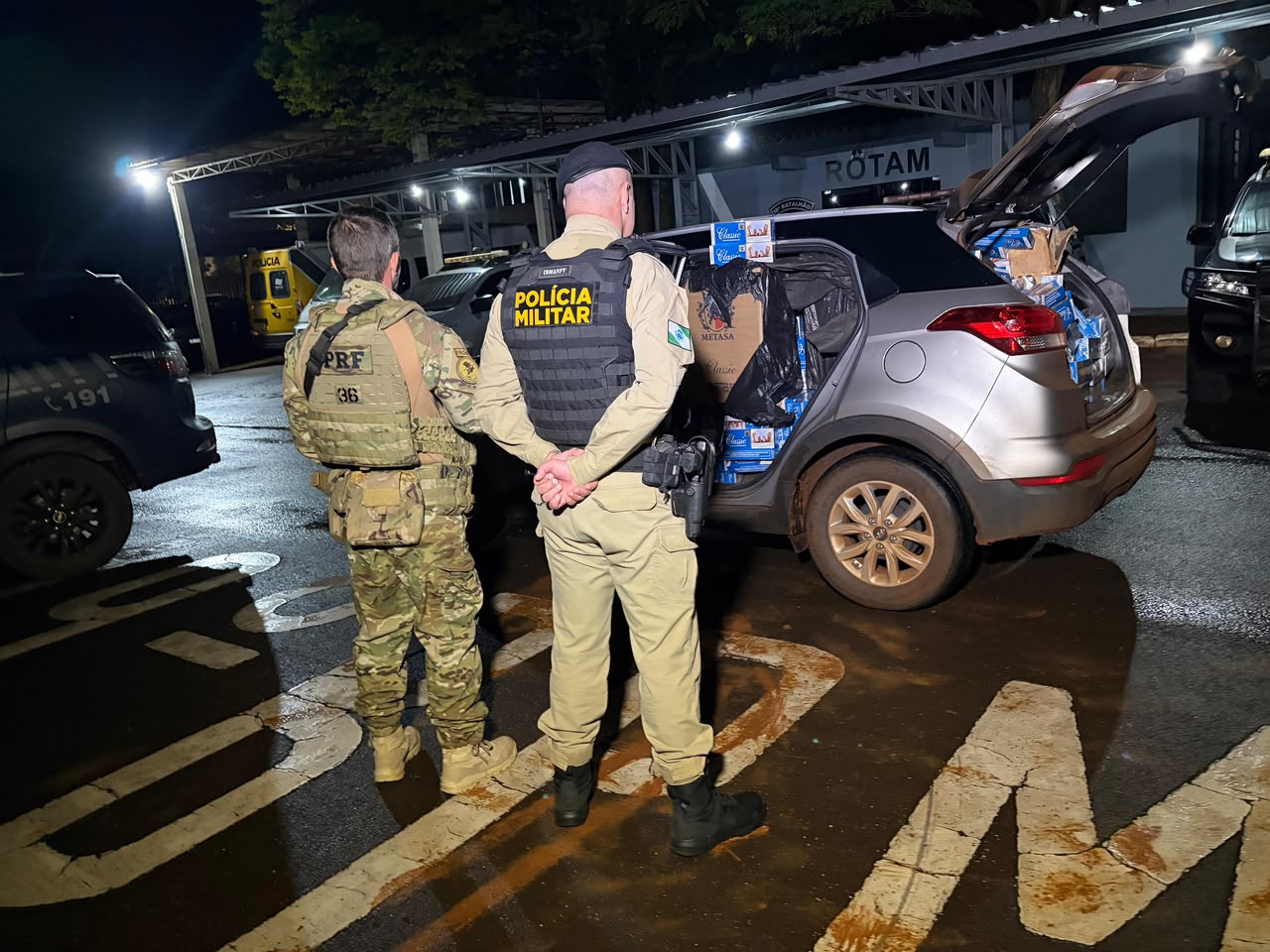 PRF e Polícia Militar apreendem 15 mil maços de cigarros e recuperam carro clonado em Toledo