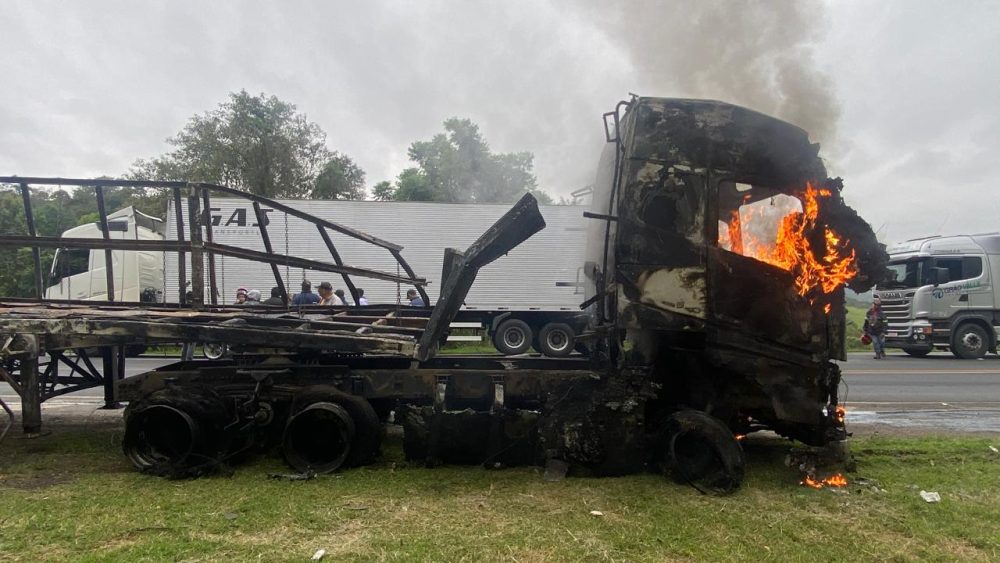 Imagem referente a Carga de algodão pega fogo e caminhão queima na BR-376, em Ortigueira