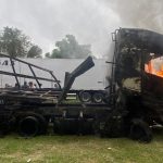 Carga de algodão pega fogo e caminhão queima na BR-376, em Ortigueira Imagem relativa a Carga de algodão pega fogo e caminhão queima na BR-376, em Ortigueira