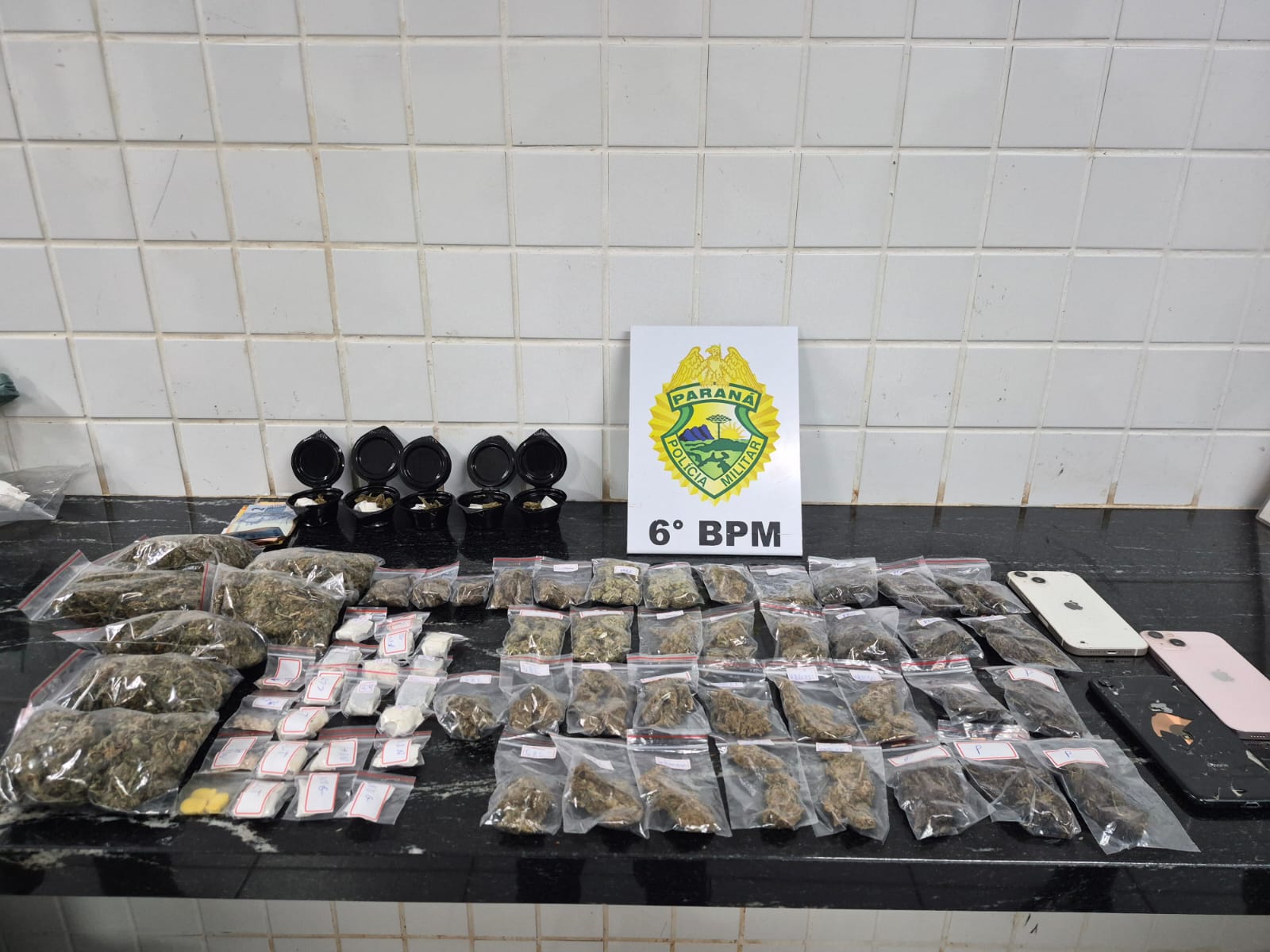 Dupla é presa com maconha, haxixe e ecstasy em Cascavel