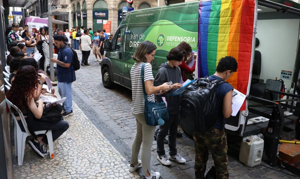 Imagem referente a Transexuais e travestis fazem ato no RJ em defesa da democracia