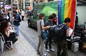Transexuais e travestis fazem ato no RJ em defesa da democracia