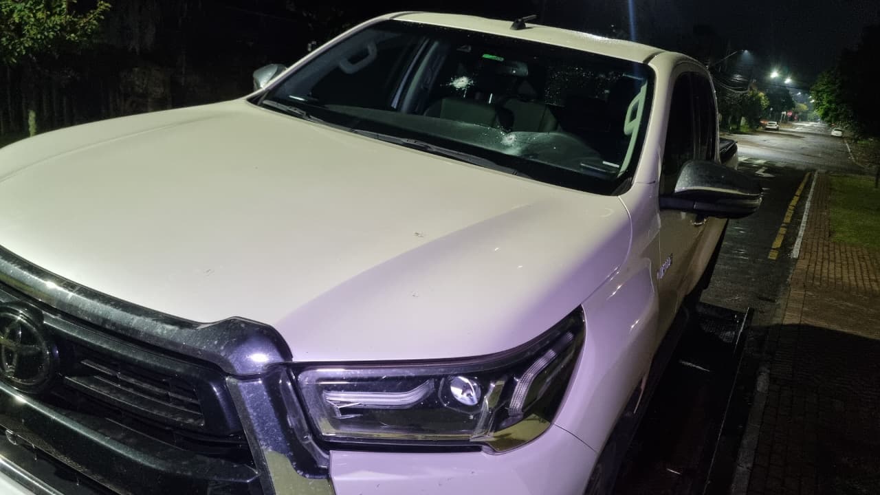 Hilux furtada é encontrada abandonada com marcas de tiros após fuga de abordagem policial em Cascavel