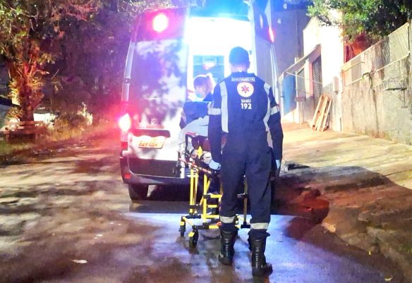 Soluços levam idoso de 82 anos a ser socorrido pelo SAMU no Bairro Guaruja Soluços levam idoso de 82 anos a ser socorrido pelo SAMU no Bairro Guaruja