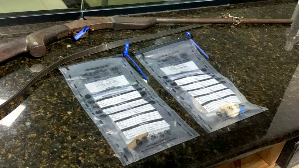 ROTAM apreende cocaína e espingarda escondida no forro de bar Imagem referente a ROTAM apreende cocaína e espingarda escondida no forro de bar