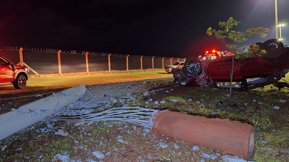 Imagem referente a Fiesta capota após atingir poste e deixa jovens feridos em Cascavel