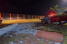 Fiesta capota após atingir poste e deixa jovens feridos em Cascavel