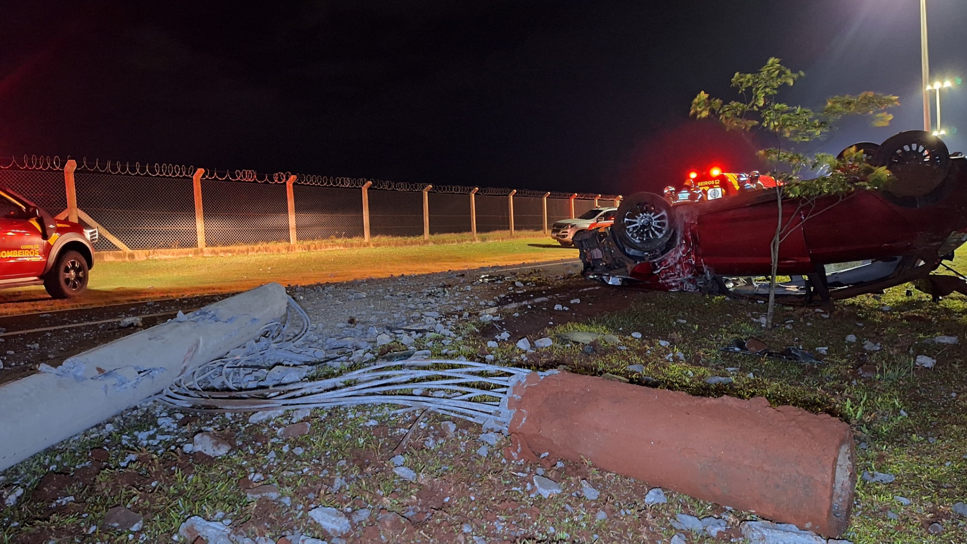 Fiesta capota após atingir poste e deixa jovens feridos em Cascavel