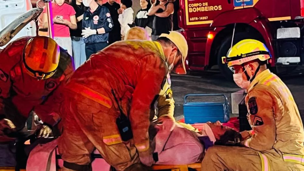 Imagem referente a Passageiro fica ferido após carro bater contra ônibus e muro na Rua Cuiabá
