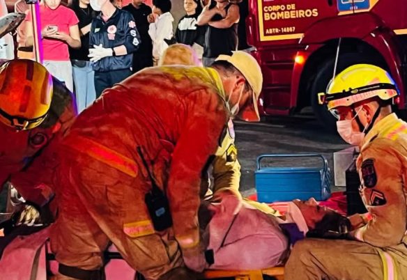 Passageiro fica ferido após carro bater contra ônibus e muro na Rua Cuiabá