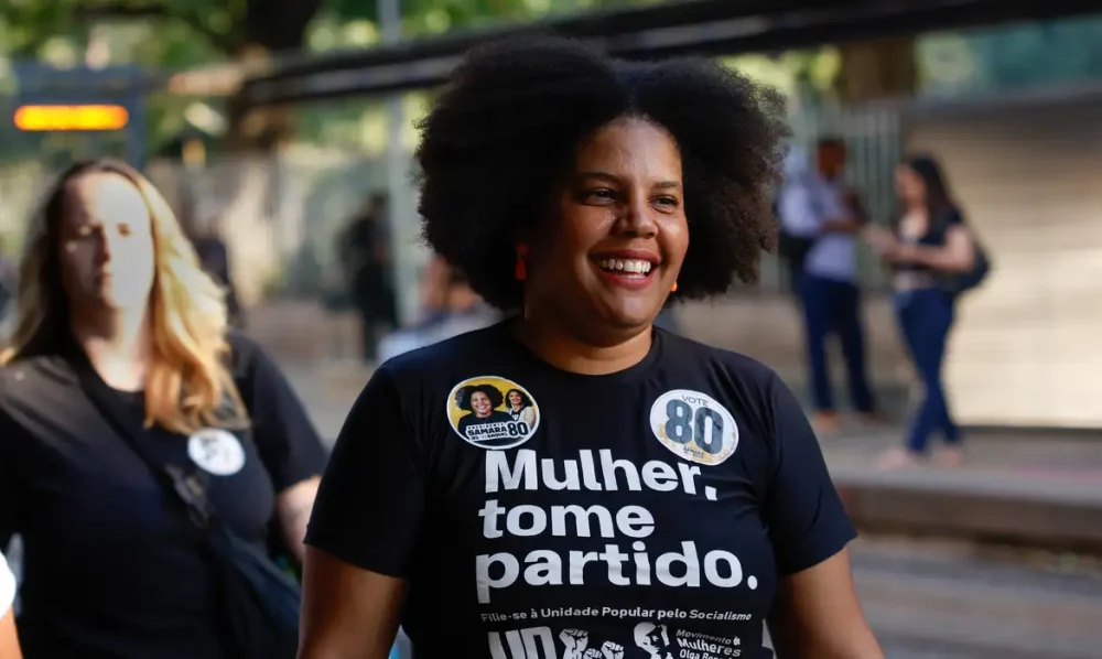 Imagem referente a Samara Martins propõe dobrar salário mínimo e instituir escala 4x3
