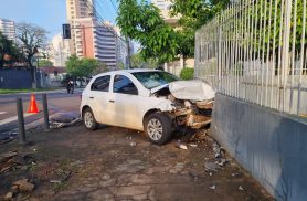 Gol atinge muro após forte colisão com Corolla na Rua Minas Gerais
