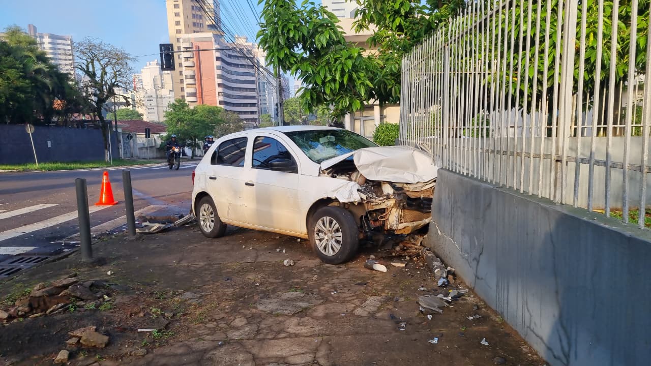 Gol atinge muro após forte colisão com Corolla na Rua Minas Gerais