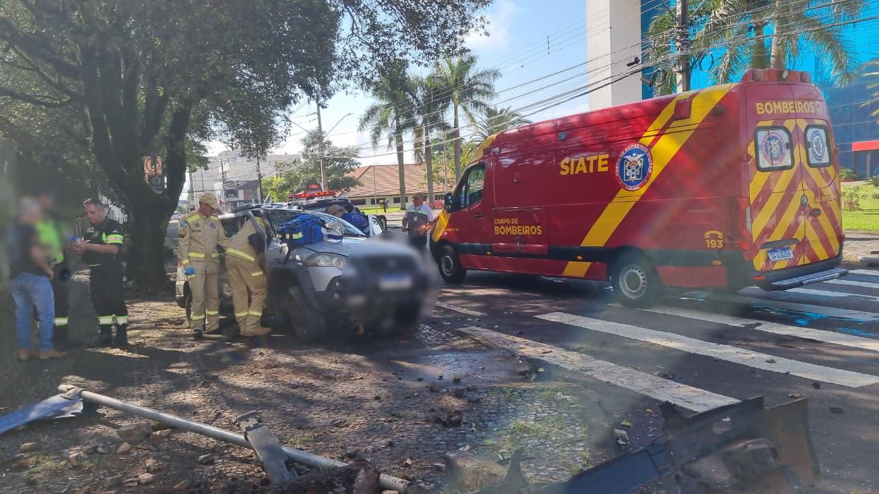 Acidente entre Audi e Palio é registrado em frente ao Teatro e motorista embriagado é preso