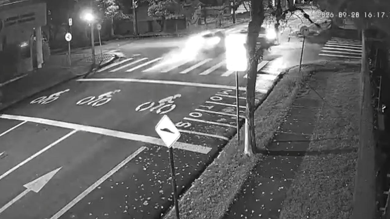 Gol atinge Corolla e motorista foge correndo após batida em Cascavel