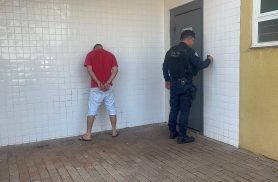 Procurado por homicídio é encontrado escondido atrás de roupeiro em Cascavel Procurado por homicídio é encontrado escondido atrás de roupeiro em Cascavel