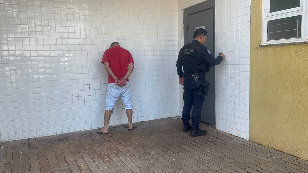 Procurado por homicídio é encontrado escondido atrás de roupeiro em Cascavel