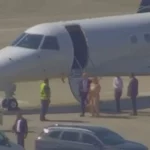 Vídeo mostra Alexandre de Moraes e esposa desembarcando de jatinho ligado a Vorcaro Imagem relativa a Vídeo mostra Alexandre de Moraes e esposa desembarcando de jatinho ligado a Vorcaro