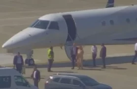 Vídeo mostra Alexandre de Moraes e esposa desembarcando de jatinho ligado a Vorcaro