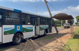 Ônibus atinge poste próximo a ponto de parada na linha Melissa em Cascavel Ônibus atinge poste próximo a ponto de parada na linha Melissa em Cascavel
