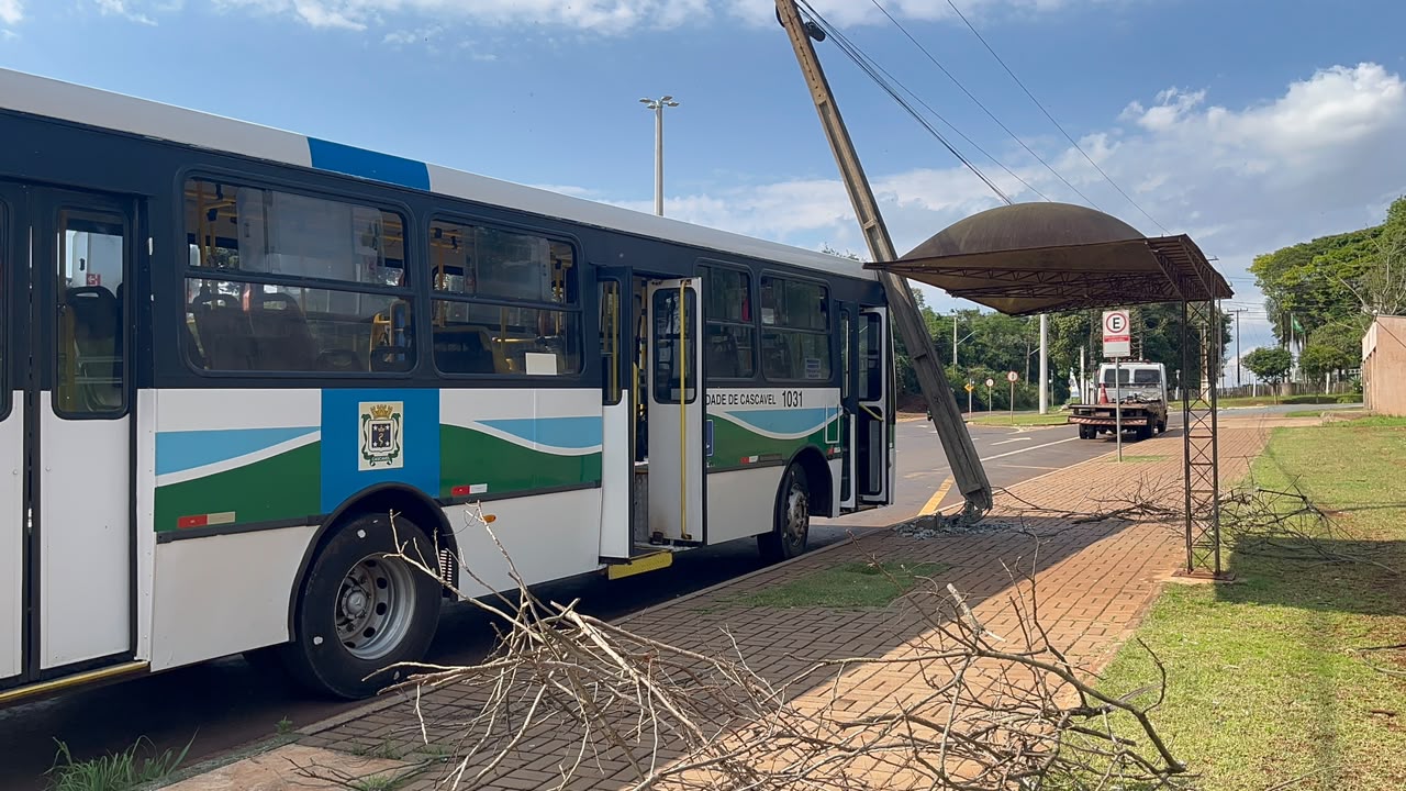 Ônibus atinge poste próximo a ponto de parada na linha Melissa em Cascavel