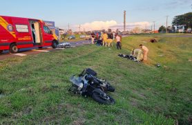 Casal fica ferido após moto bater contra Corolla na BR-467 em Cascavel