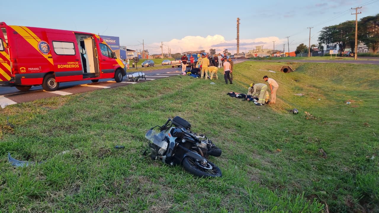 Casal fica ferido após moto bater contra Corolla na BR-467 em Cascavel