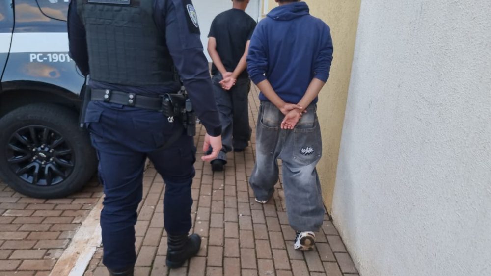 Jovens são detidos após serem flagrados pichando quadra de esportes em Cascavel Imagem referente a Jovens são detidos após serem flagrados pichando quadra de esportes em Cascavel