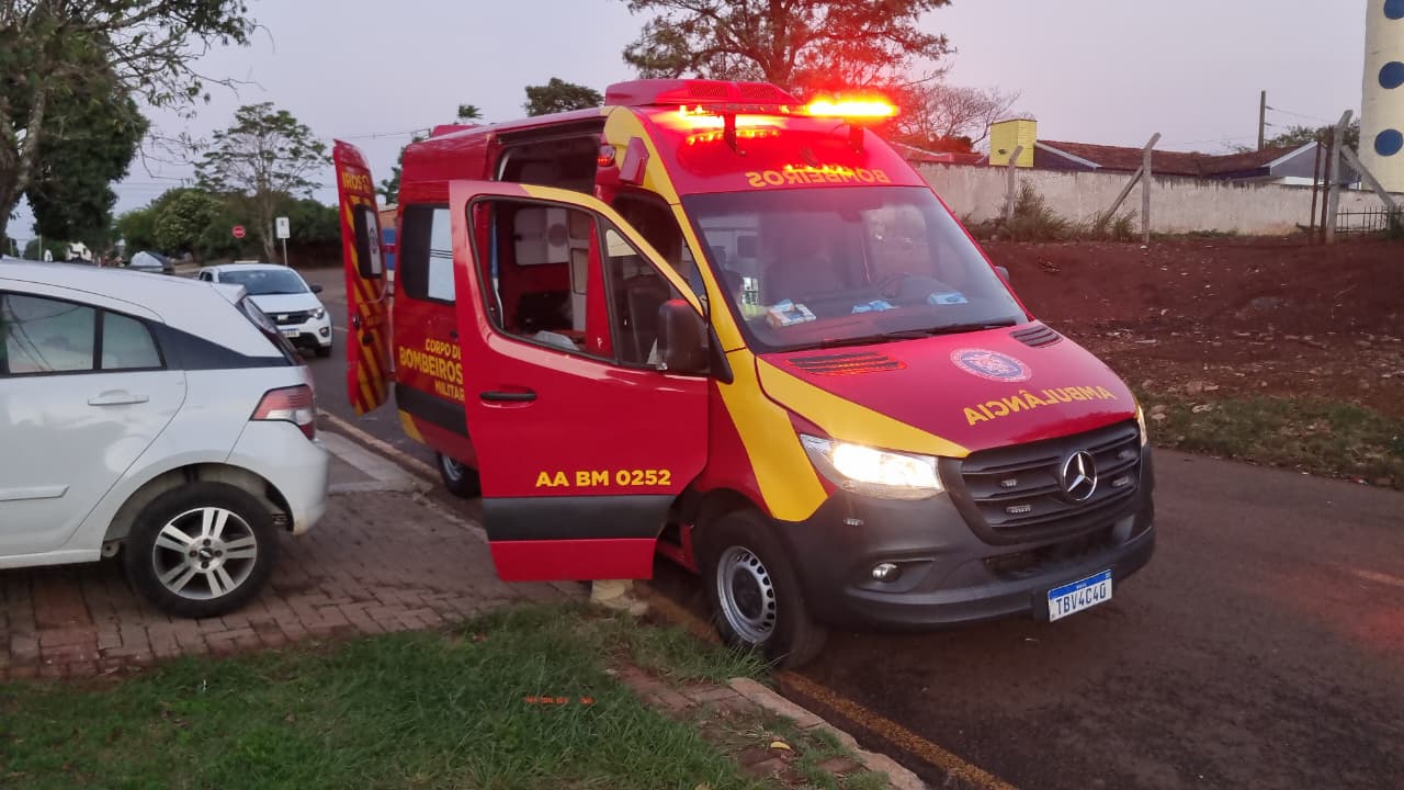 Mulher sofre queda em residência no bairro Santa Felicidade e fica ferida