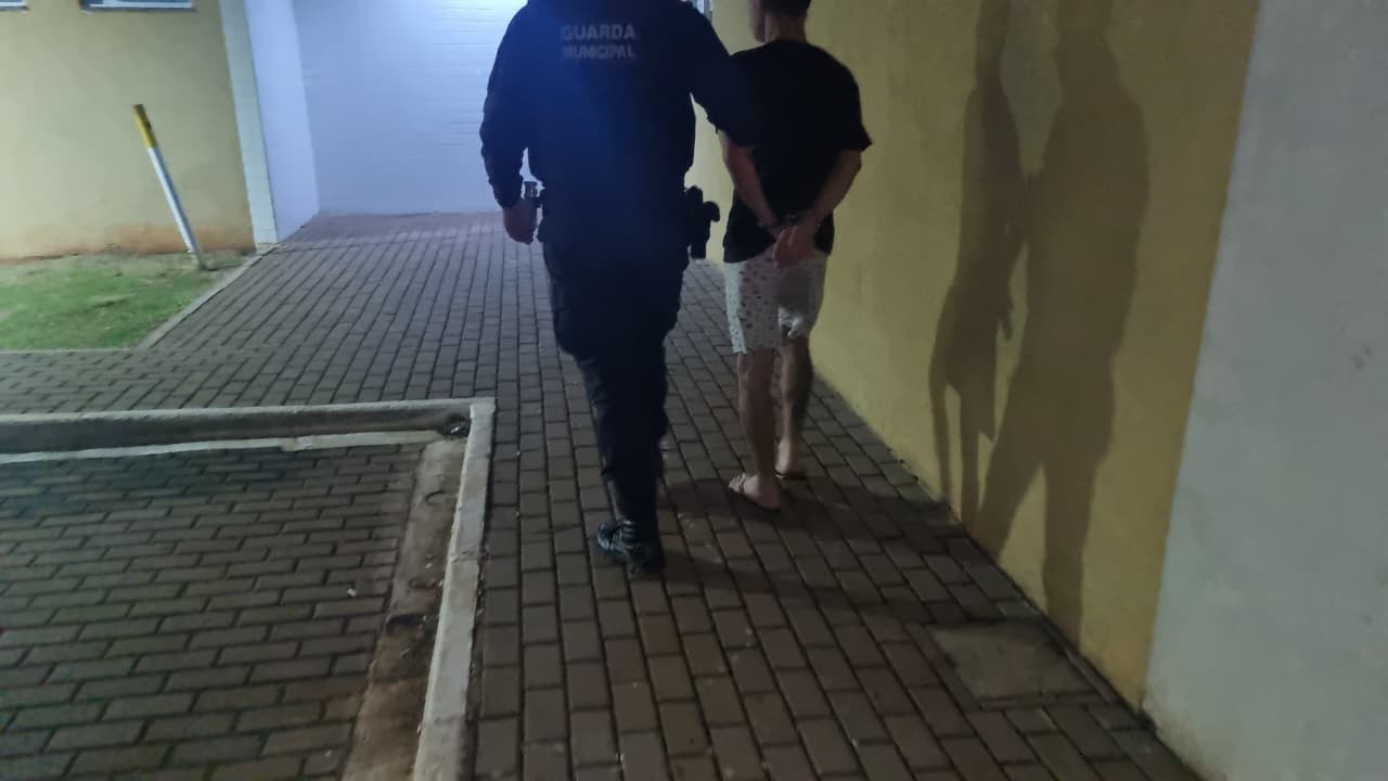 Homem é detido após mulher pedir socorro durante ameaça no Bairro Floresta