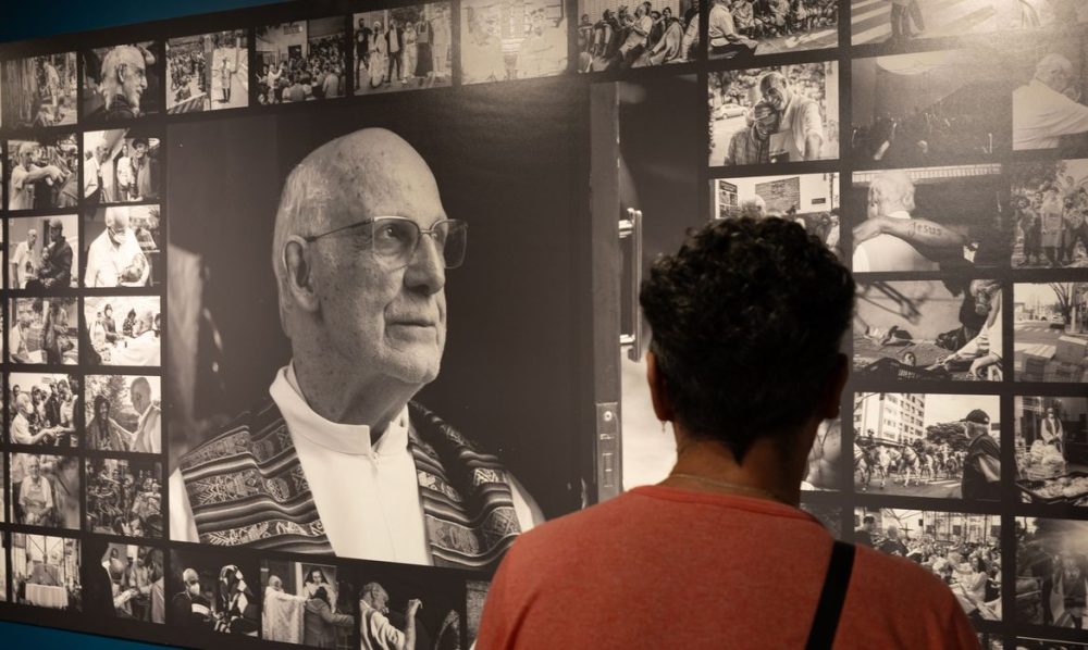 Imagem referente a Exposição em SP homenageia padre Júlio e pessoas em situação de rua