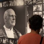 Exposição em SP homenageia padre Júlio e pessoas em situação de rua Imagem relativa a Exposição em SP homenageia padre Júlio e pessoas em situação de rua