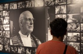 Exposição em SP homenageia padre Júlio e pessoas em situação de rua