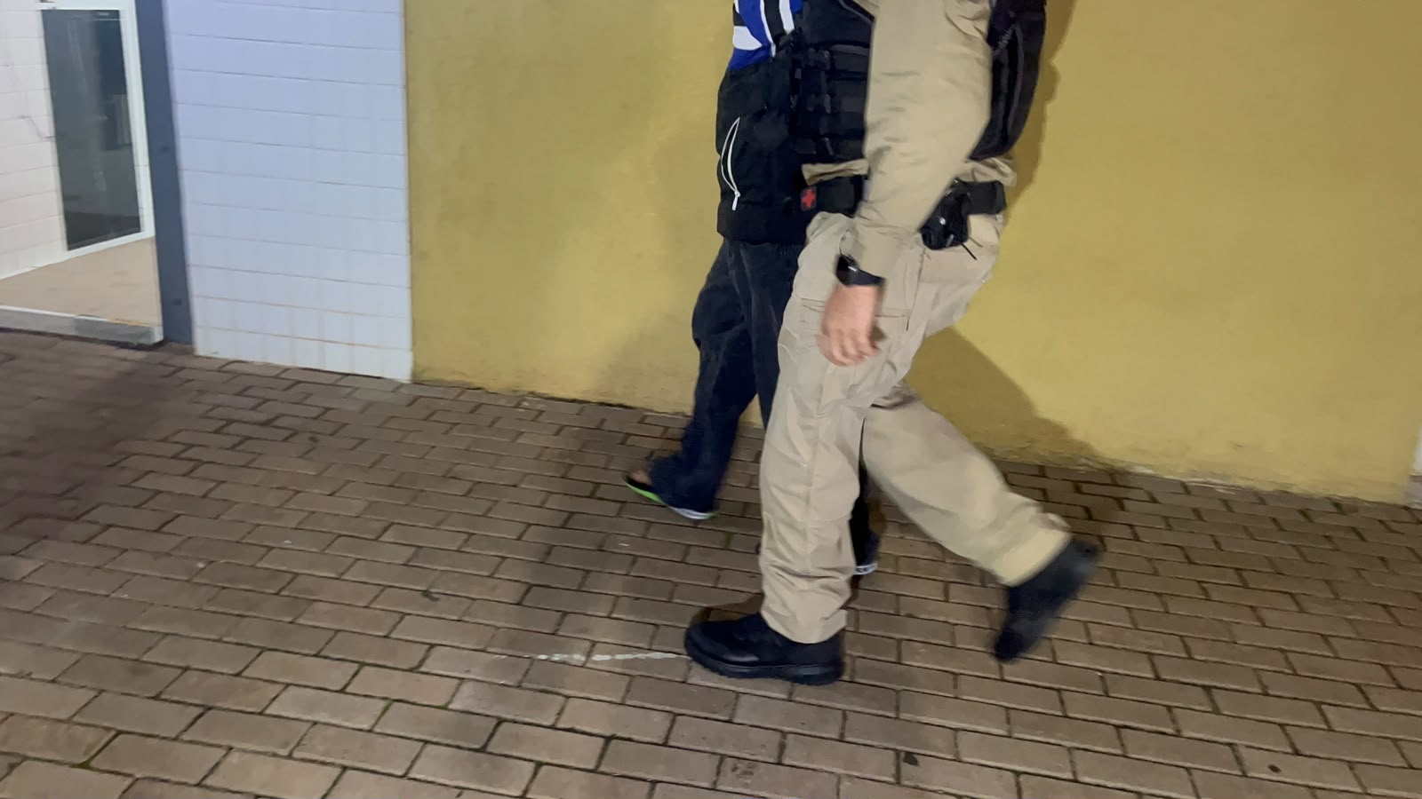 Jovem é preso após ameaçar ex-companheira com faca por ciúmes em Cascavel