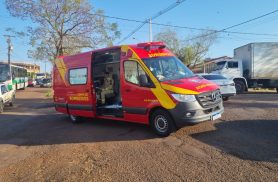Acidente entre carro e motocicleta mobiliza o Siate no Bairro Pacaembu em Cascavel