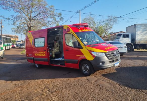 Acidente entre carro e motocicleta mobiliza o Siate no Bairro Pacaembu em Cascavel