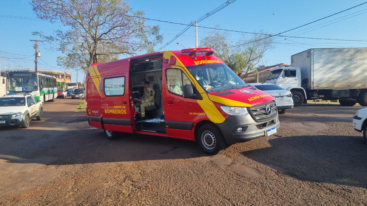 Acidente entre carro e motocicleta mobiliza o Siate no Bairro Pacaembu em Cascavel