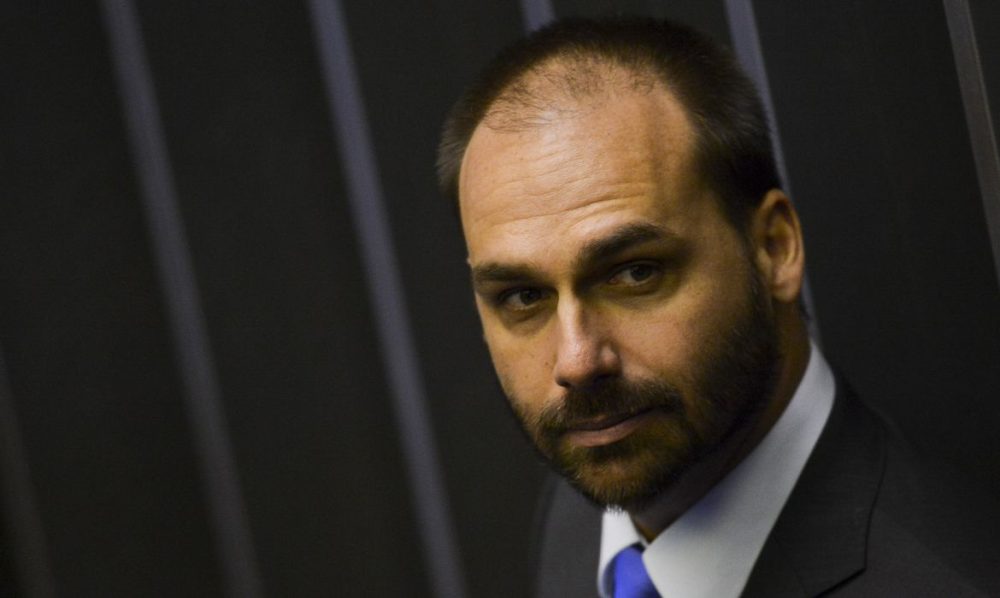 Imagem referente a Ministério da Justiça demite Eduardo Bolsonaro por abandono de cargo