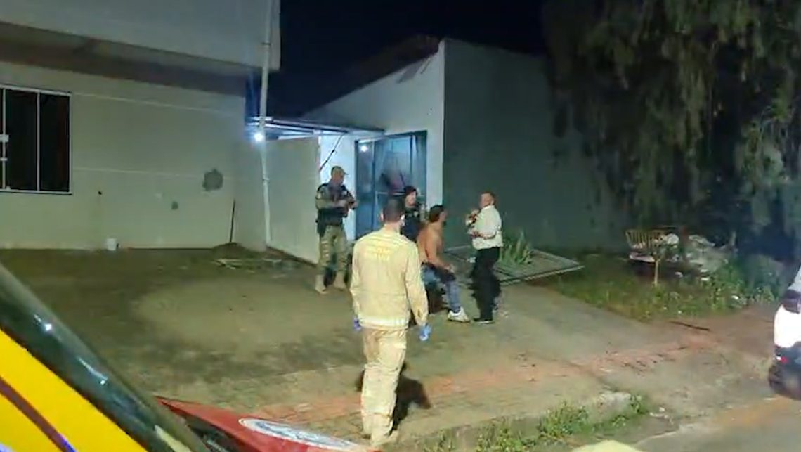 Vídeo mostra briga com homem esfaqueado em meio as equipes do Siate e Guarda Municipal