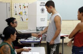 Caminhos da Reportagem: importância do voto para jovens e idosos