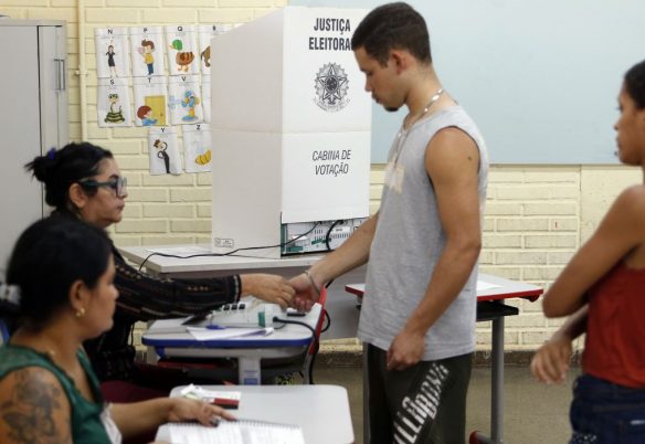 Caminhos da Reportagem: importância do voto para jovens e idosos